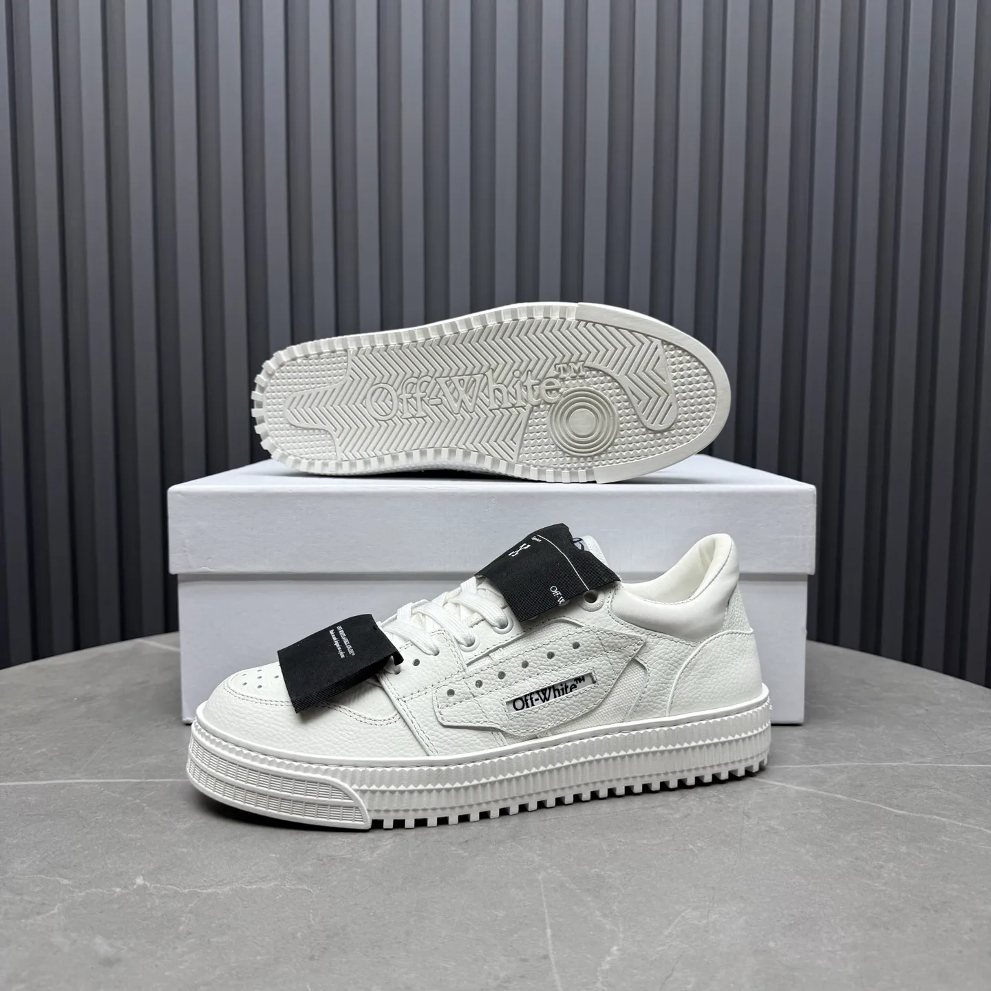 Men's shoes💰680 OFF WHITE ⚡️Couple style⚡️The latest spring style street casual shoes, released with the highest quality version on the market👊Series original mold opening, original lasting, production technology 1:1 original version➰🔜The best choice for more and more celebrities and Internet celebrities🔸In the classics Changes in the code🔸Innovate in the trend🔸Strive to break away from the shackles of bad street design🔝Although he is not the originator of fashion design, he is definitely a shining dark horse in avant-garde design🐴🆙Do not follow the trend🔅Not universal beauty🔅 Fabric💯First-layer cowhide Lining💯Imported skin-friendly and environmentally friendly polyester mesh Foot pads💯Original molded high-elastic environmentally friendly molding pads Midsole💯Made with original last-last technology Outsole💯Rubber outsole Packaging💯Official website synchronizes full set of packaging (brand wrapping paper, brand certificate, brand cloth bag) Code numbers 35-44, 45 46 Customized